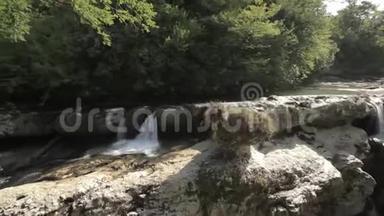 乔治亚州马尔维利峡谷的瀑布。 景观阿巴沙河.. 自然纪念碑位于印丘里村